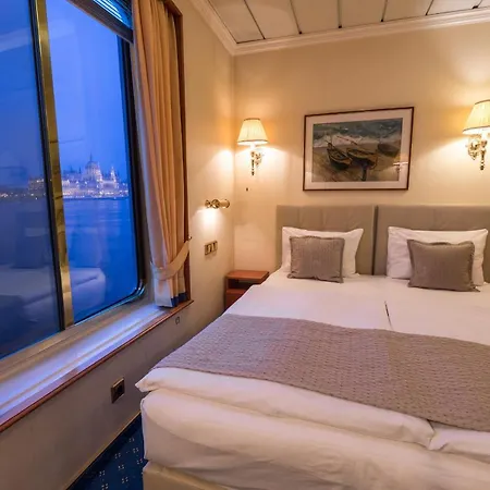 Botel Onriver Hotels - Ms Cezanne