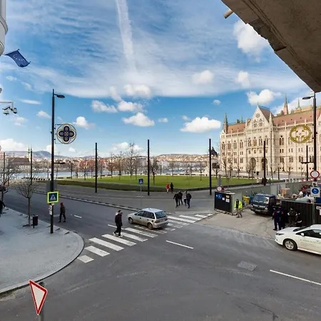 Parlament Panorama Luxury Apartment *