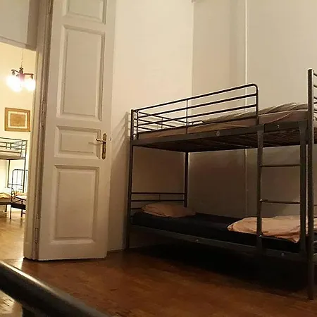 Eastern Station Backpackers Hostel *