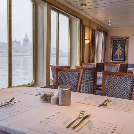 Botel Onriver Hotels - Ms Cezanne 4*