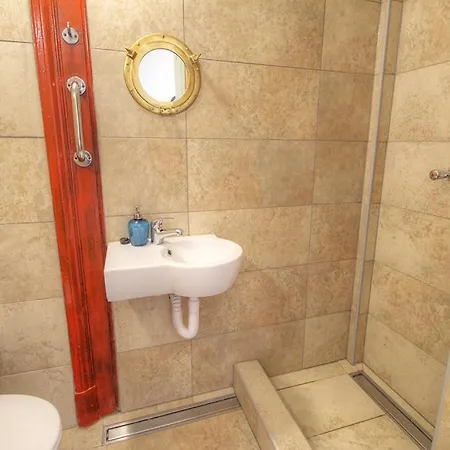 Lavender Circus Hostel, Doubles & Ensuites * Budapest