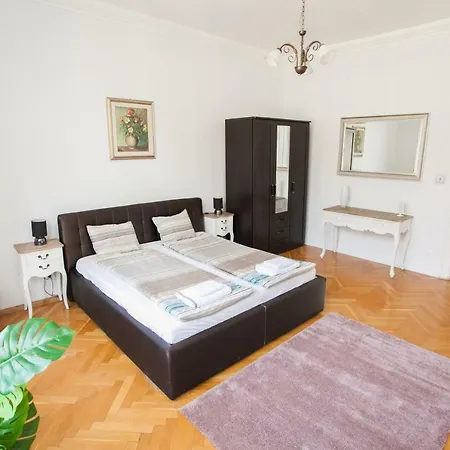 Chic & Charm Apartment
