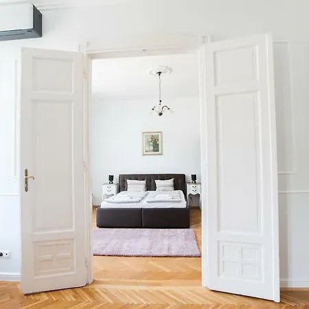 Chic & Charm Apartment