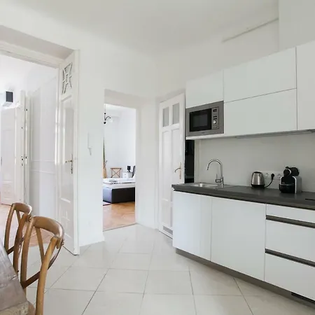 Chic & Charm Apartment