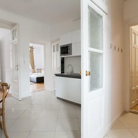 Chic & Charm Apartment *
