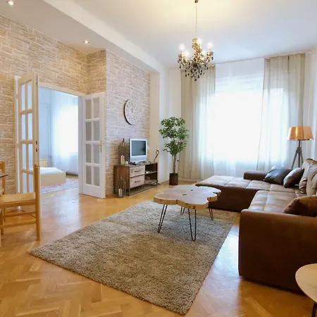 Standard By Hi5 - Madach Imre 1 * Budapest