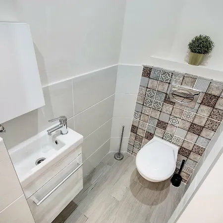 Deluxe Parkside Apartment
