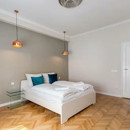 Deluxe Parkside Apartment