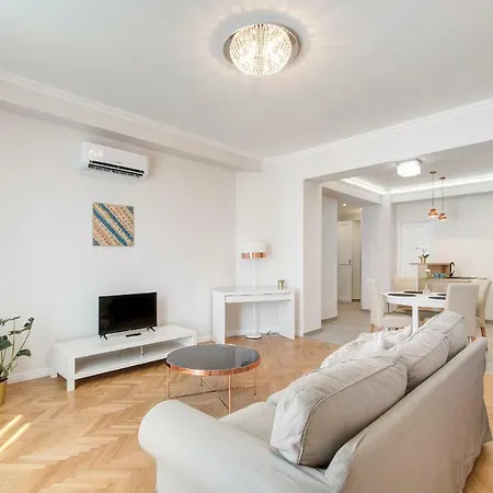 Deluxe Parkside Apartment