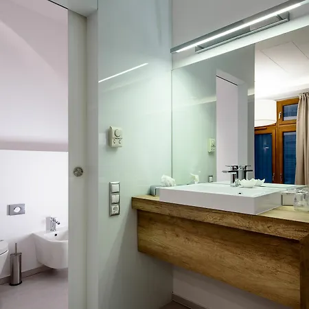 Karoly Corner Residences *