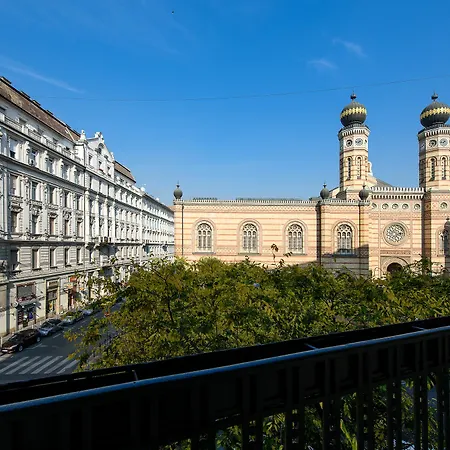 Karoly Corner Residences Apartman