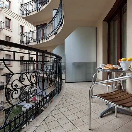Apartment Town Hall *