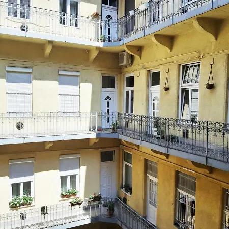 Folk Art Near Blaha Lujza Square Apartment *