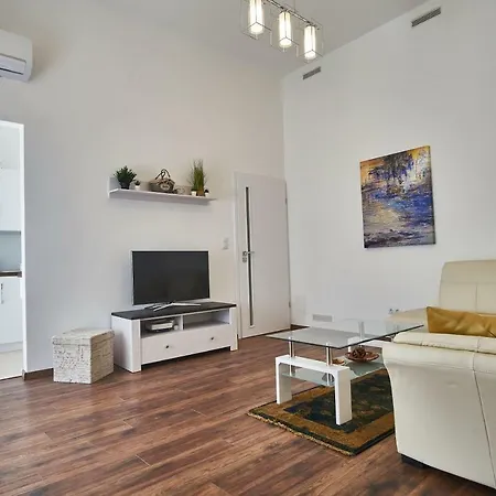 K33 * Budapest