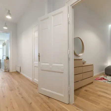 Designer Dream In The Center W 2br/2bath Apartment Budapest