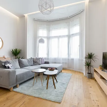 Designer Dream In The Center W 2br/2bath Apartment *