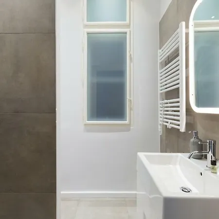 Designer Dream In The Center W 2br/2bath Apartment *