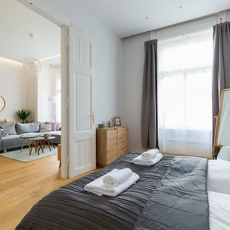 Designer Dream In The Center W 2br/2bath Apartment