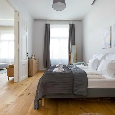 Designer Dream In The Center W 2br/2bath Apartment Budapest