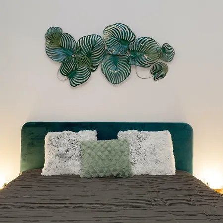 Designer Dream In The Center W 2br/2bath Apartment *