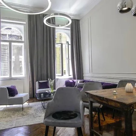 Apartment Opera With Free Parking, 2br2ba, Ac