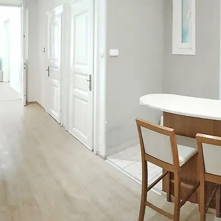 Akacfa 36 91 Mt 3 Bedroom District 7 Будапешт