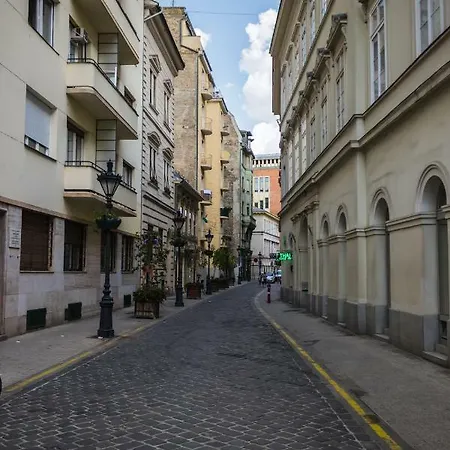 65 Négyzetméteres, 1 Hálószobás, 1 Saját Fürdőszobával Rendelkező Apartman 5. Kerület - Belváros Te