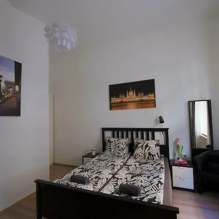 No. 11 With 2 Bathrooms Next To Railway Station Apartment *