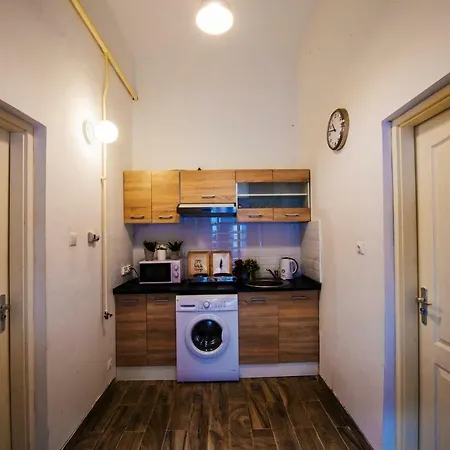 No. 11 With 2 Bathrooms Next To Railway Station *