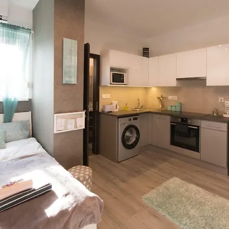 Petra's Tranquil Nest In Downtown Apartment *