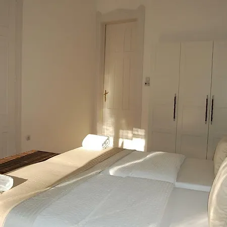 3 Bedrooms Suite, 2 Bathrooms, Balcony At Opera *