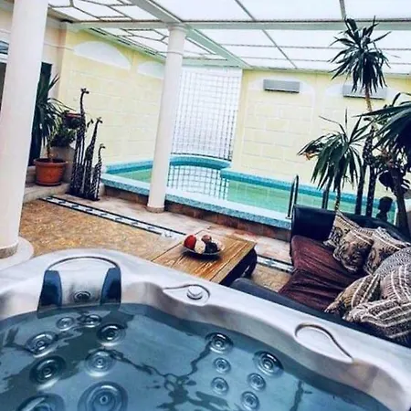 Villa St. Peter's With Swimming Pool Budapest