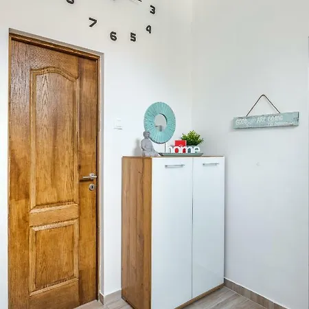 Kira * Budapest