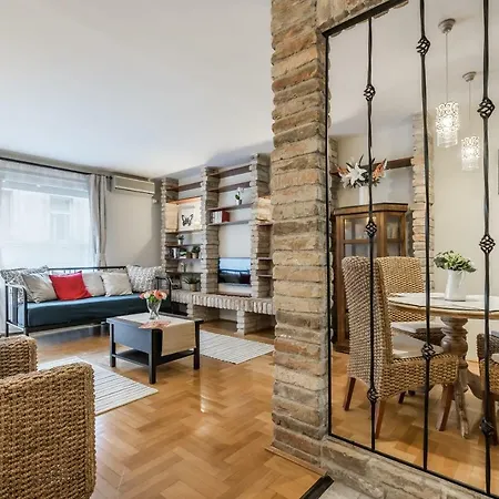 Bpr Golden Corner With Balcony & A/c Apartment *