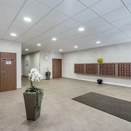 Bpr Golden Corner With Balcony & A/c Apartment *