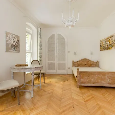 Vintage Style Apartment *