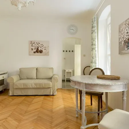 Vintage Style Apartment *