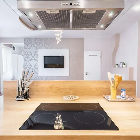 Raday Grand Deluxe Apartment *