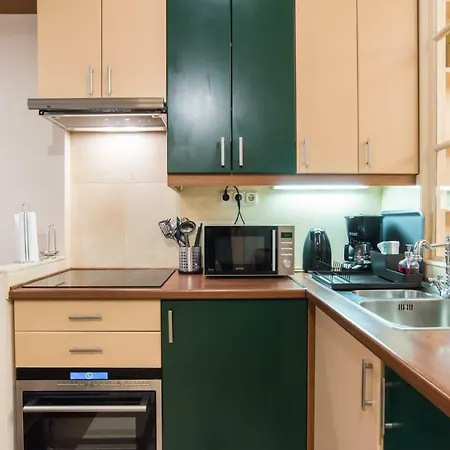 Stollar Business Style At Parliament Apartment