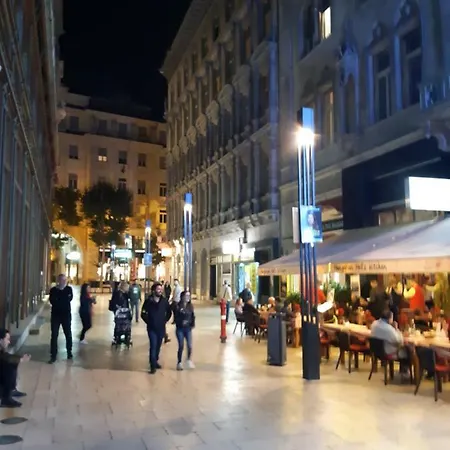 Apartment Modern, Quiet & Cozy In The Middle Of Downtown Near Danube At Fashion Street