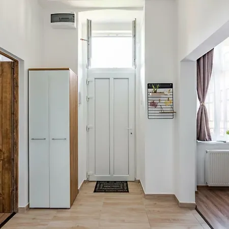 Kira Budapest