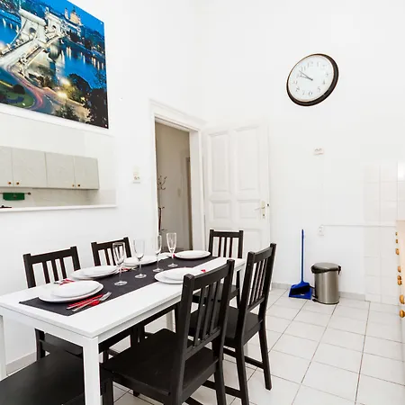 Opera Apartment *