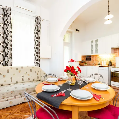 Centre Style Apartment *
