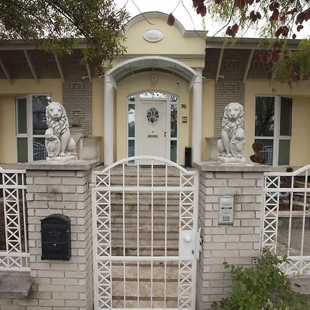 Villa St. Peter's With Swimming Pool Budapest