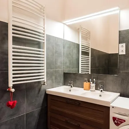 R38 - Artists Luxury Apartment *
