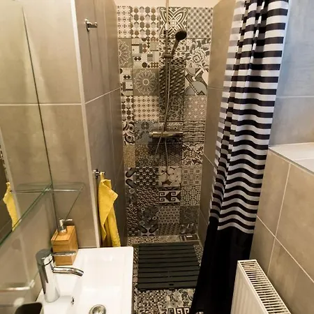 R38 - Artists Luxury Budapest