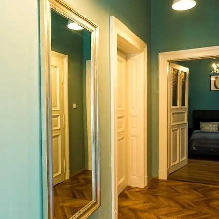 R38 - Artists Luxury Budapest