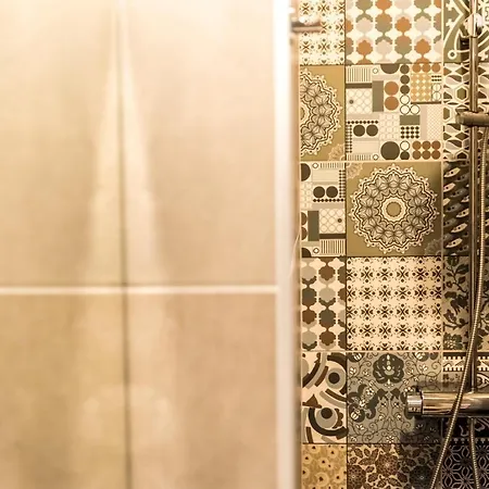 R38 - Artists Luxury * Budapest