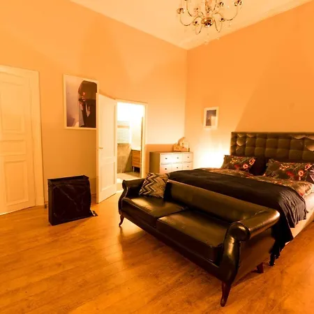 R38 - Artists Luxury Budapest