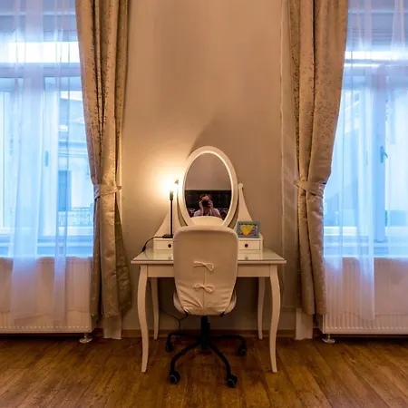 R38 - Artists Luxury * Budapest